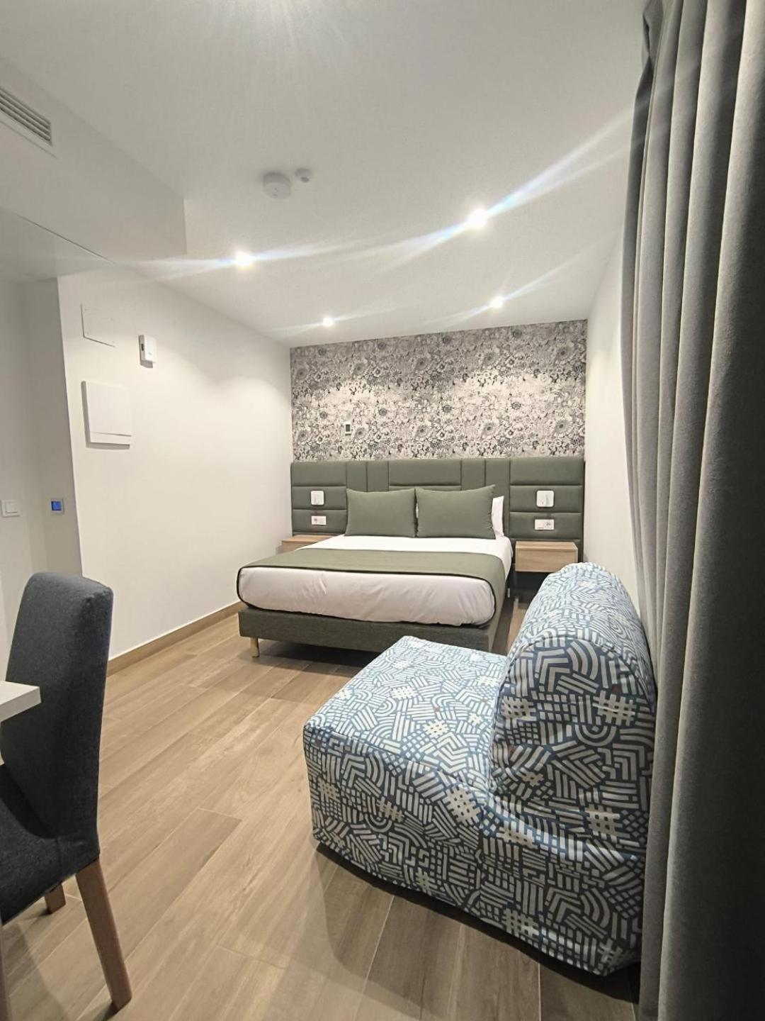 Hostal San Blas Madrid Esterno foto