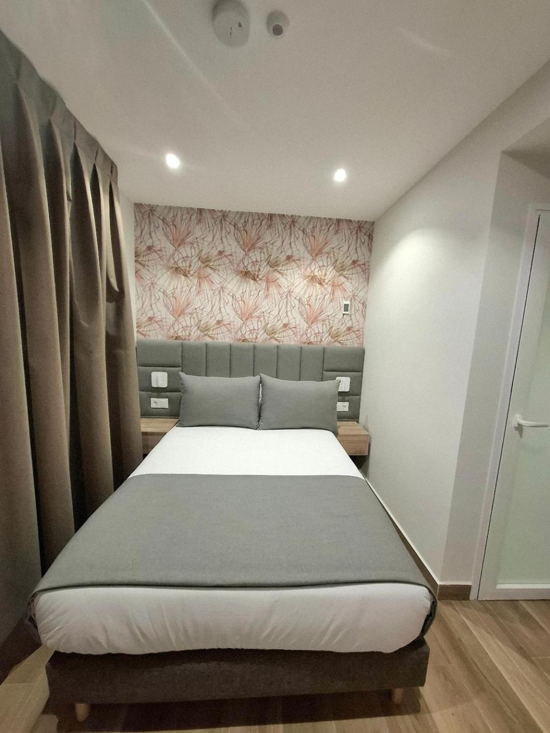 Hostal San Blas Madrid Esterno foto