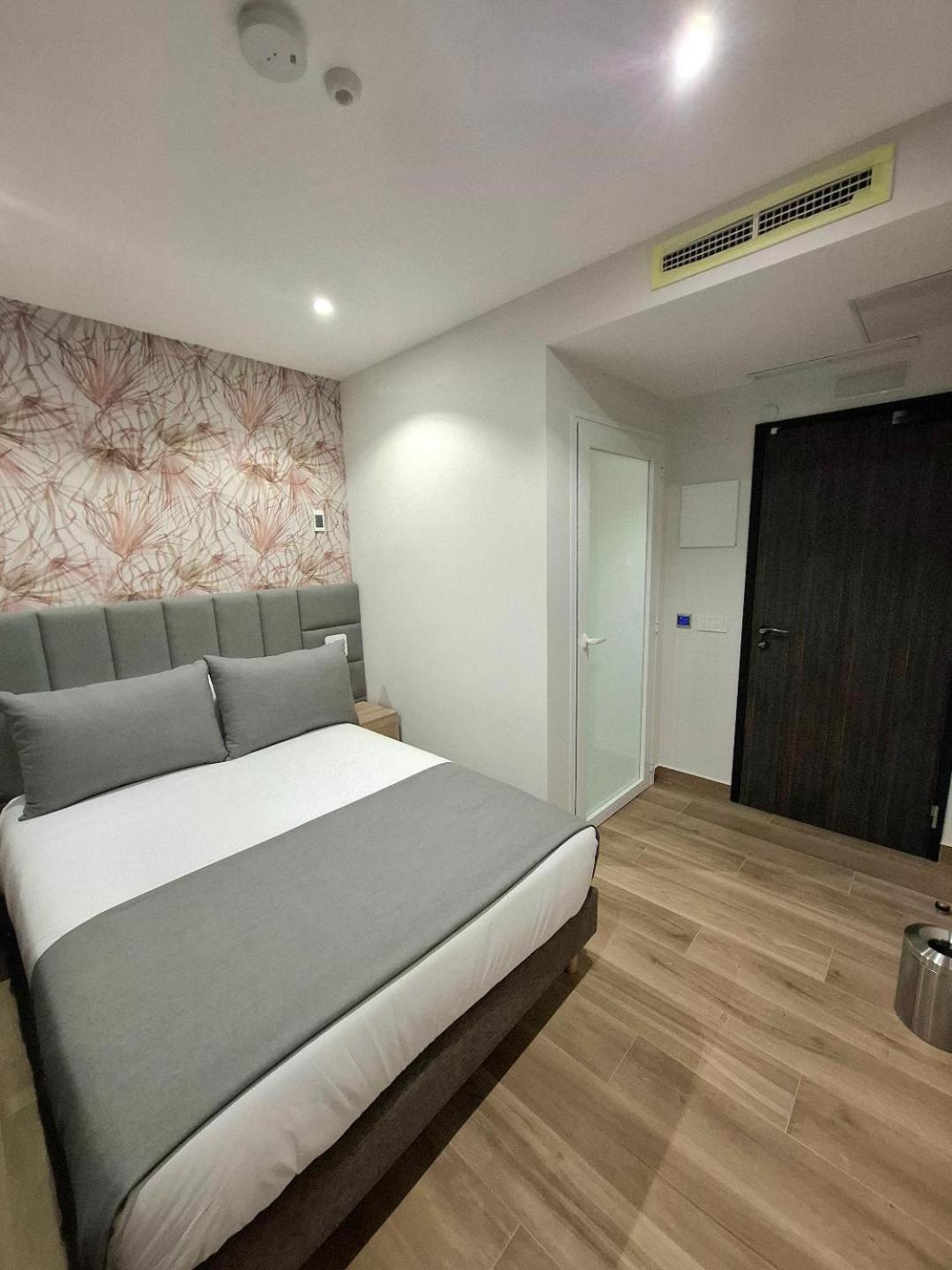 Hostal San Blas Madrid Esterno foto