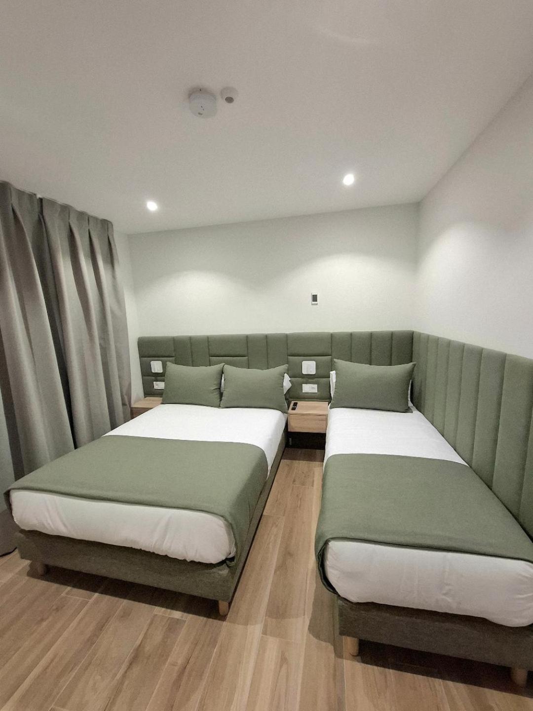Hostal San Blas Madrid Esterno foto