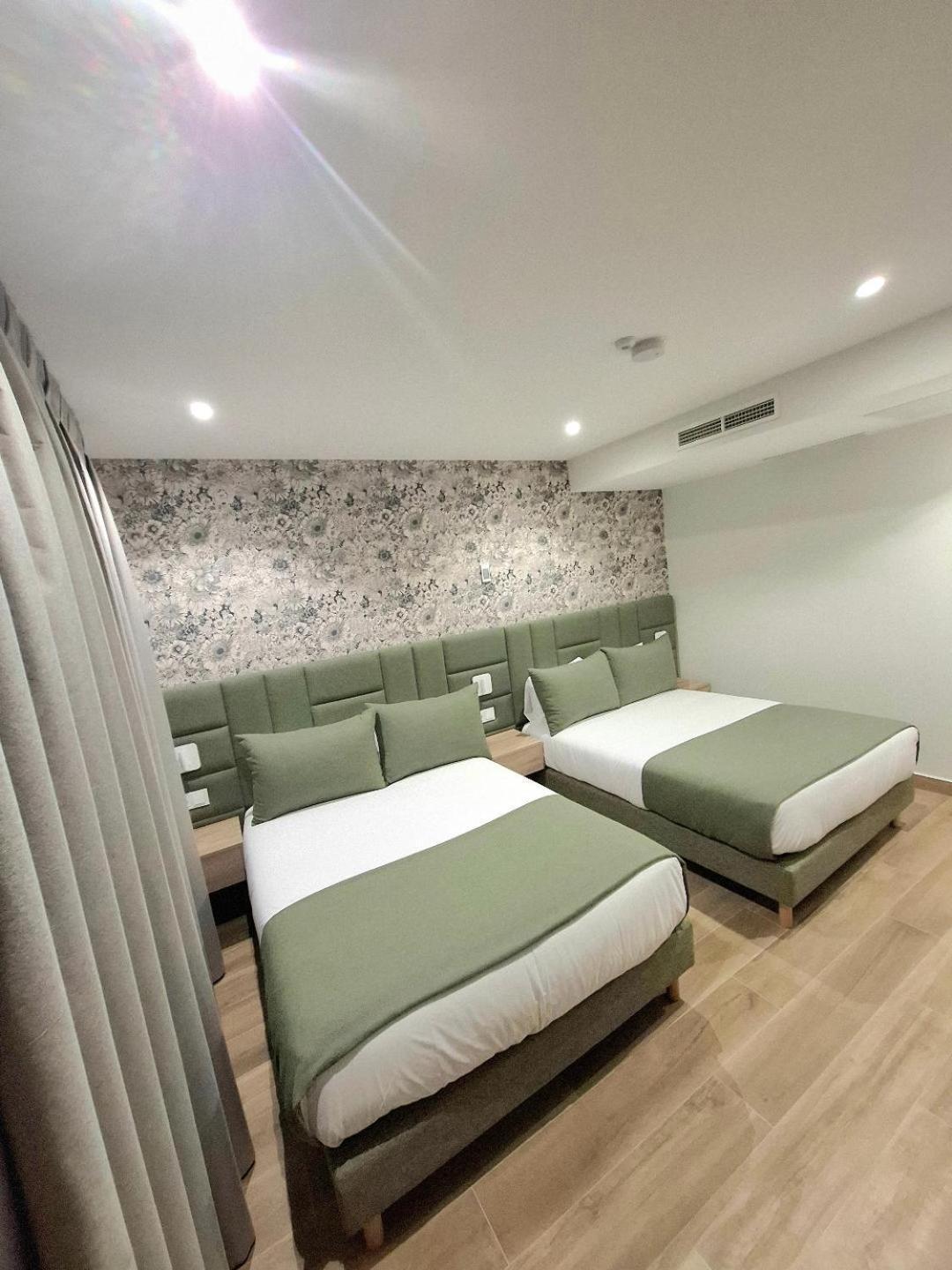 Hostal San Blas Madrid Esterno foto