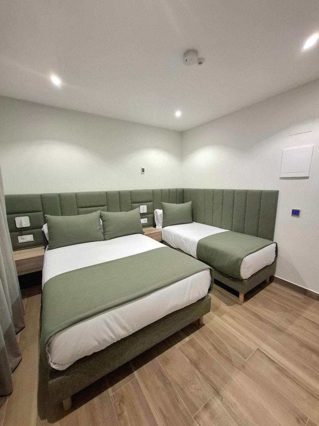 Hostal San Blas Madrid Esterno foto