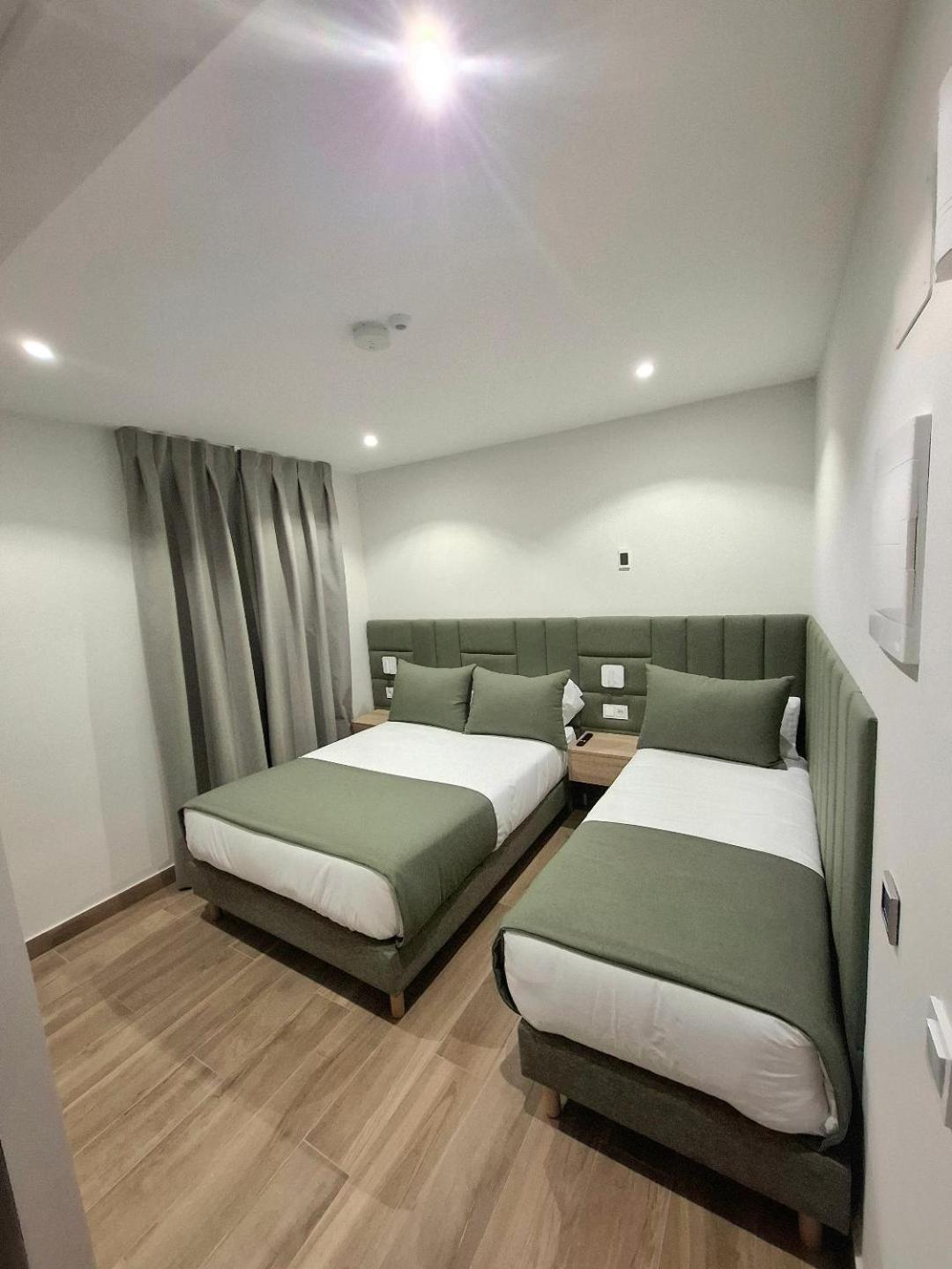 Hostal San Blas Madrid Esterno foto