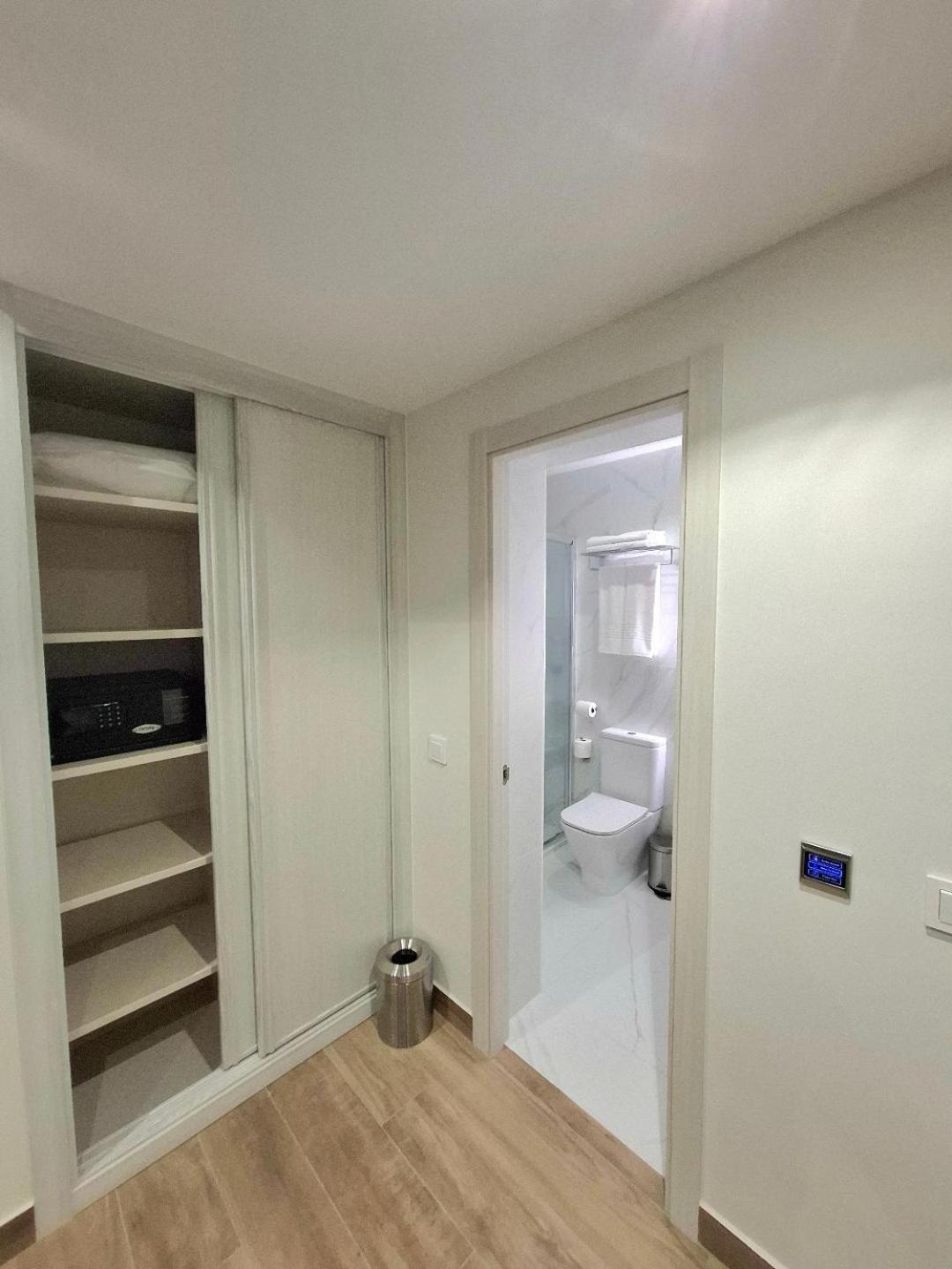 Hostal San Blas Madrid Esterno foto