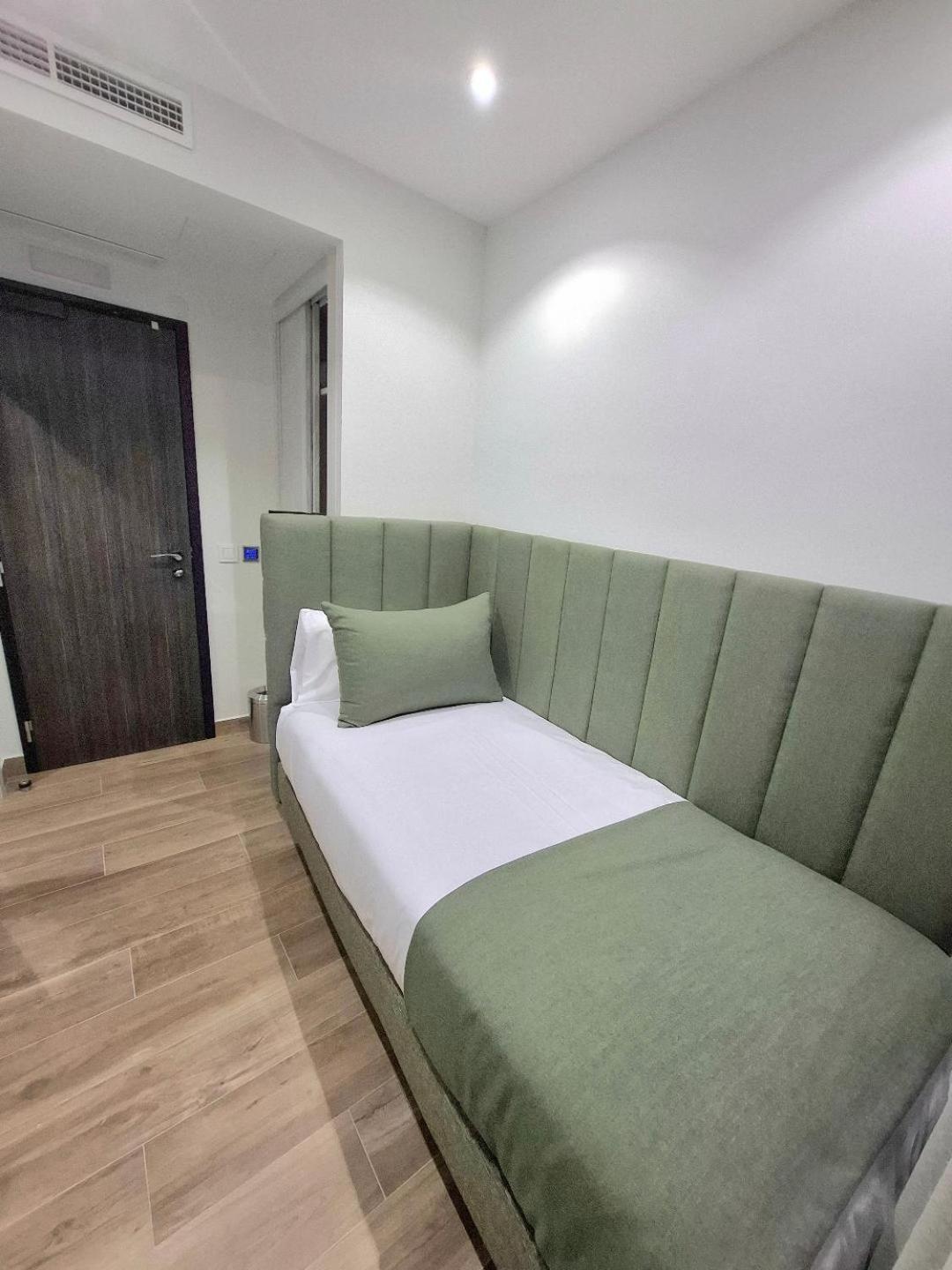 Hostal San Blas Madrid Esterno foto
